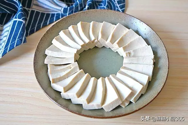 香椿和豆腐,不涼拌不用炒,這麼蒸一蒸,好看又美味