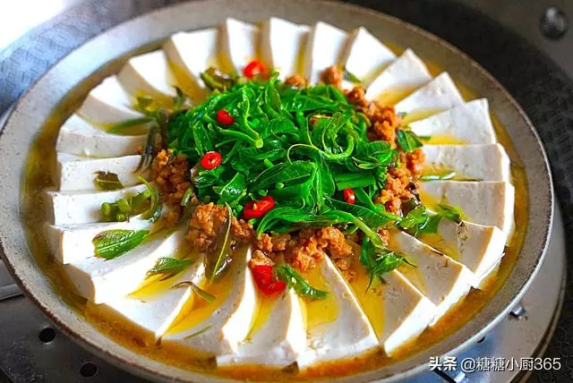 香椿和豆腐,不涼拌不用炒,這麼蒸一蒸,好看又美味
