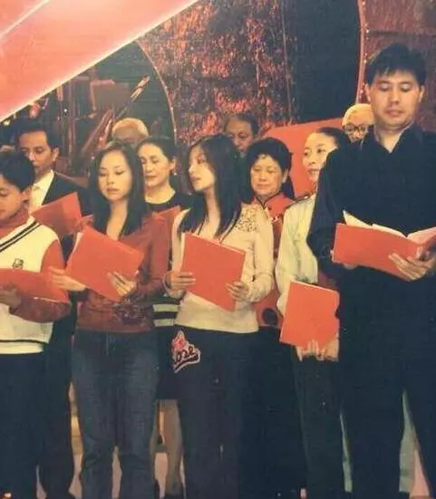終於知道黃曉明為何娶Angelababy了!趙薇「大學年輕舊照被公開」,兩個人真的好像啊!