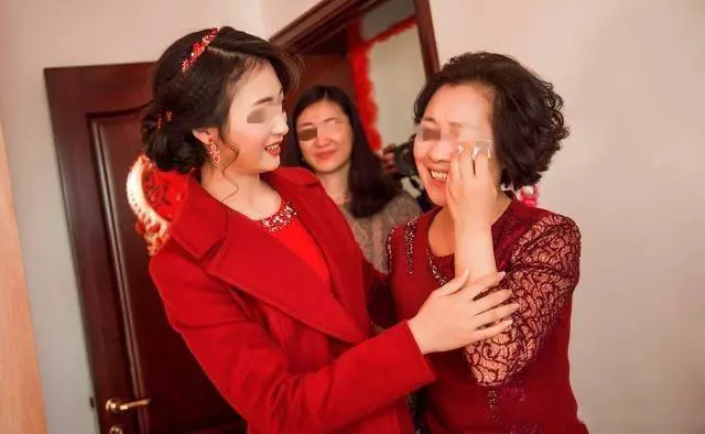 丈夫去世我去看女兒,吃飯看到茶几,我離開女兒家