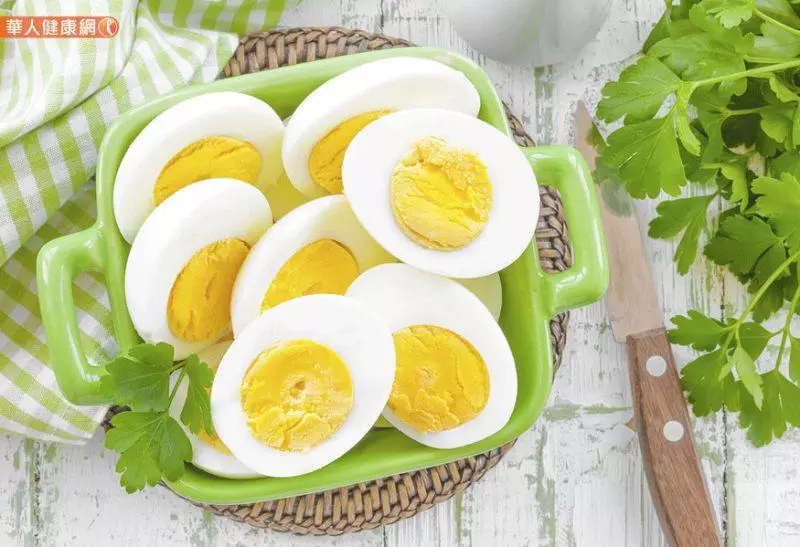 打破葉黃素之亂!營養師:一天吃一碟菠菜、一顆蛋黃就夠了