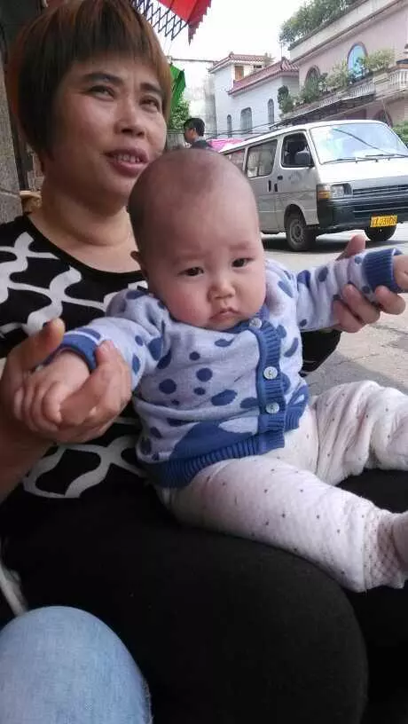 農村婆婆幫忙照顧寶寶,下班回家推開門的一幕差點給我氣哭了