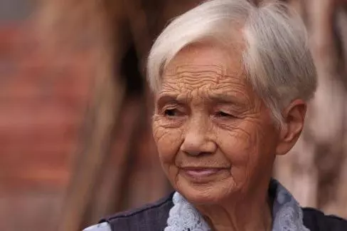 婆婆獨自生活,我和老公回鄉看她,推開門當場嚇癱在地