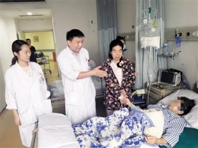 婆婆腦瘤住院,我回家做飯給公公吃,推開門看到一幕我驚呆了