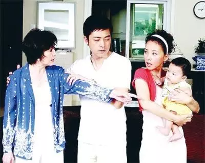 我和老公為了孩子吵架,婆婆推開門連撕帶打,婆家人還讓我道歉