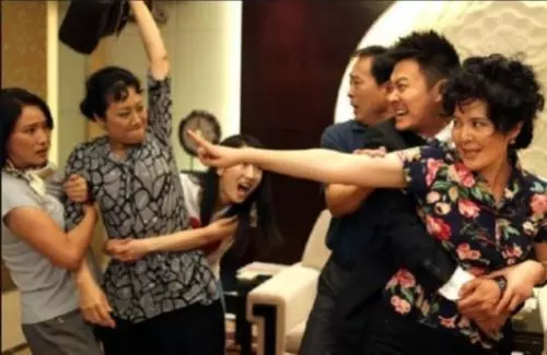 我和老公為了孩子吵架,婆婆推開門連撕帶打,婆家人還讓我道歉