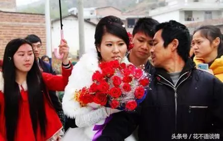 生下兒子婆婆送來三千,讓媽伺候月子,回婆家推開門後,我落淚了