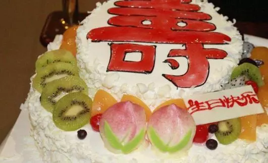 婆婆大壽我沒去,次日她親自給我送蛋糕吃,打開蛋糕後我把家砸了