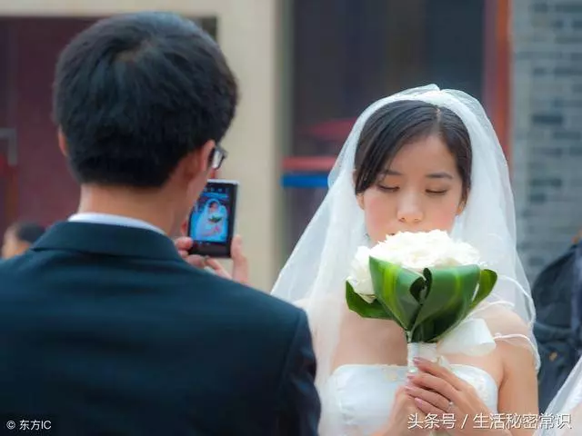 弟弟結婚我給他五千,臨走母親塞給兒子一包喜糖,回來打開我哭了
