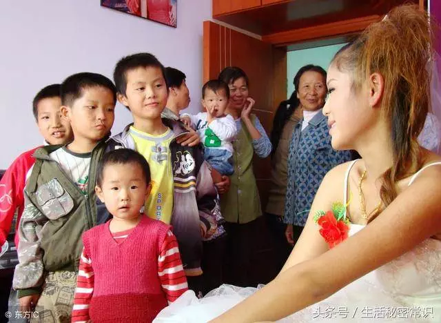 弟弟結婚我給他五千,臨走母親塞給兒子一包喜糖,回來打開我哭了