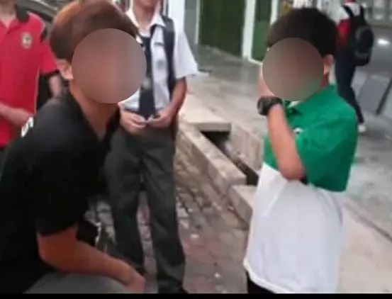 華裔少年「扮大佬」 校外公然掌摑中學生