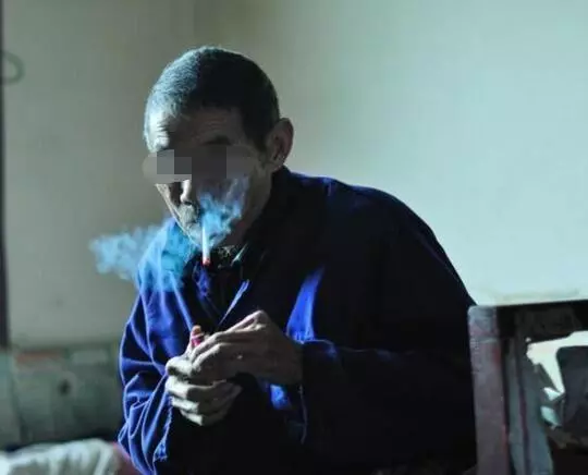 父傾家蕩產為兒買房,兒卻趕他出家門,七日後來一人收房,兒傻了