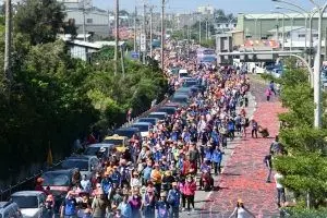 全台瘋媽祖/粉紅跑車抵達秋茂園換轎 白沙屯萬人空巷