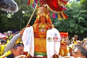 全台瘋媽祖/粉紅跑車抵達秋茂園換轎 白沙屯萬人空巷