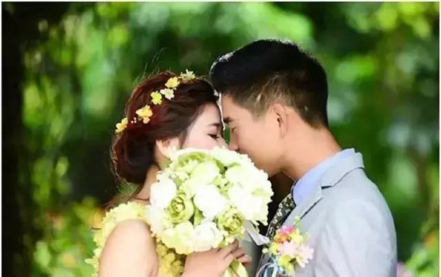 婚禮現場婆婆問了我一個問題,我媽當場甩她一耳光,拉著我回家