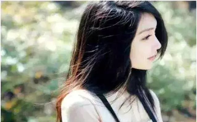 婚禮現場婆婆問了我一個問題,我媽當場甩她一耳光,拉著我回家