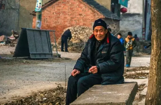 拾荒老頭口渴去買水,服務員不賣還喊滾,經理一來,服務員傻了