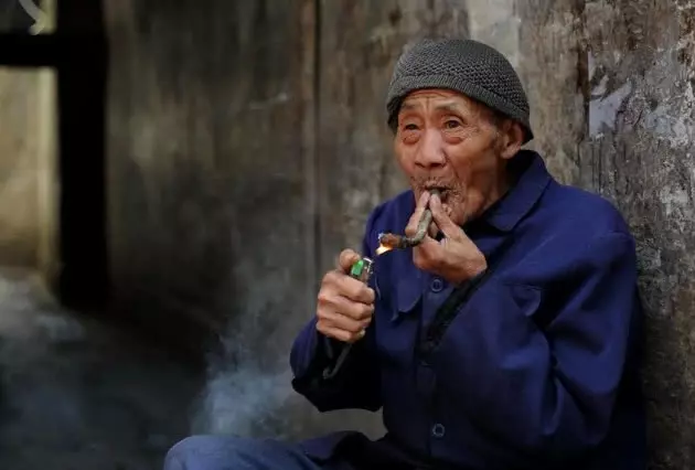 拾荒老頭口渴去買水,服務員不賣還喊滾,經理一來,服務員傻了