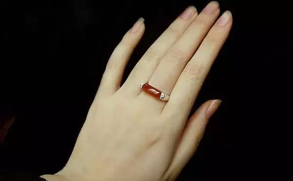 六種手型的女人最不缺錢花,對比一下自己的手吧