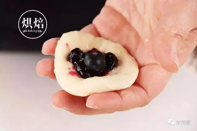 家裡做麵包撒點這個 烤出來金黃酥脆 比賣的還好!一撕就爆漿~