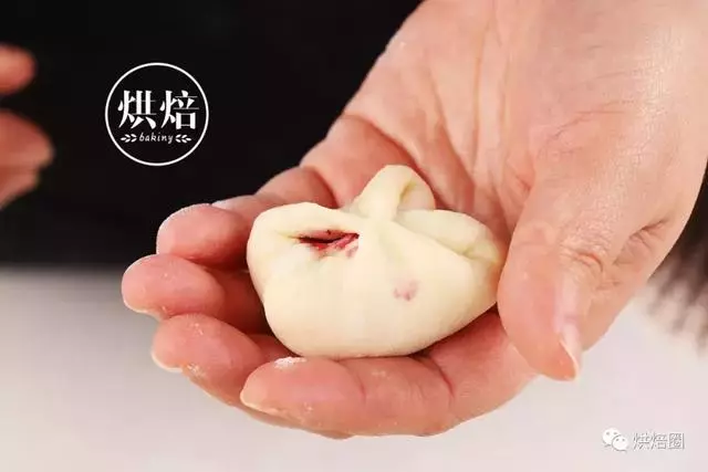 家裡做麵包撒點這個 烤出來金黃酥脆 比賣的還好!一撕就爆漿~