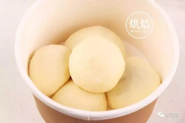 家裡做麵包撒點這個 烤出來金黃酥脆 比賣的還好!一撕就爆漿~