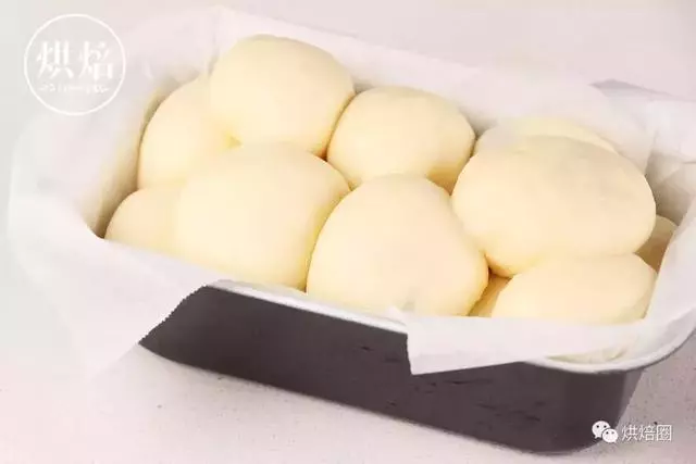 家裡做麵包撒點這個 烤出來金黃酥脆 比賣的還好!一撕就爆漿~