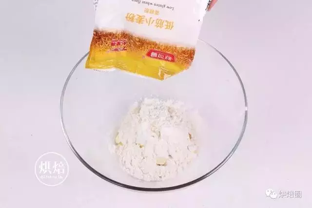 家裡做麵包撒點這個 烤出來金黃酥脆 比賣的還好!一撕就爆漿~