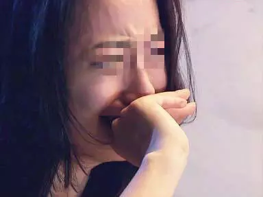 婆婆上廁所來月經,讓兒媳送衛生巾,打開她的包,兒媳如遭雷擊