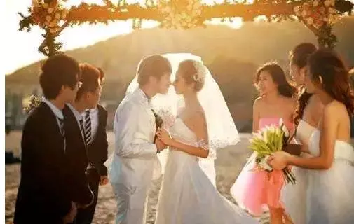 同事欠我一千塊錢,結婚時邀請他,他送我一個紅包,打開後迷茫了