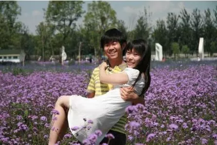 同事欠我一千塊錢,結婚時邀請他,他送我一個紅包,打開後迷茫了