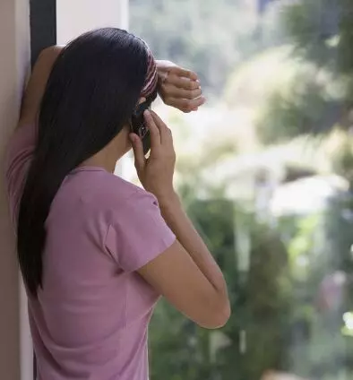 給情夫發私密照片,手誤錯發給老公,著急趕回家,一推門俺淚目