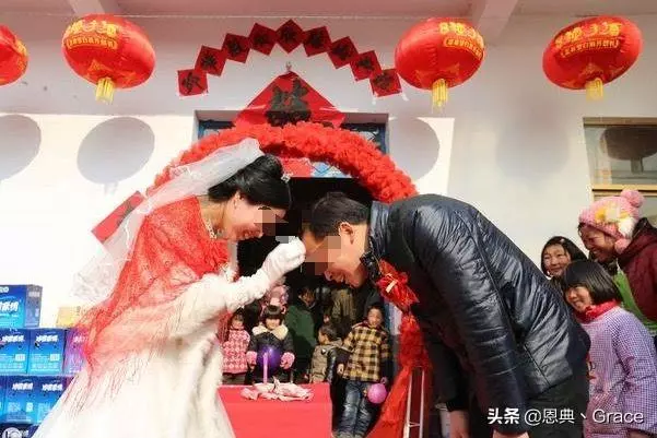 結婚四天沒見公公,趁婆婆買菜,我偷去他屋,推開門我尖叫逃跑!