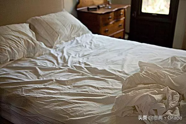結婚四天沒見公公,趁婆婆買菜,我偷去他屋,推開門我尖叫逃跑!