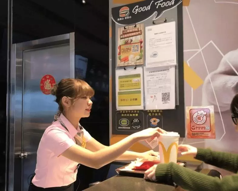 麥當勞紅黃塑膠吸管走入歷史,「新杯蓋曝光」網友突破盲點:這樣真的有比較環保?