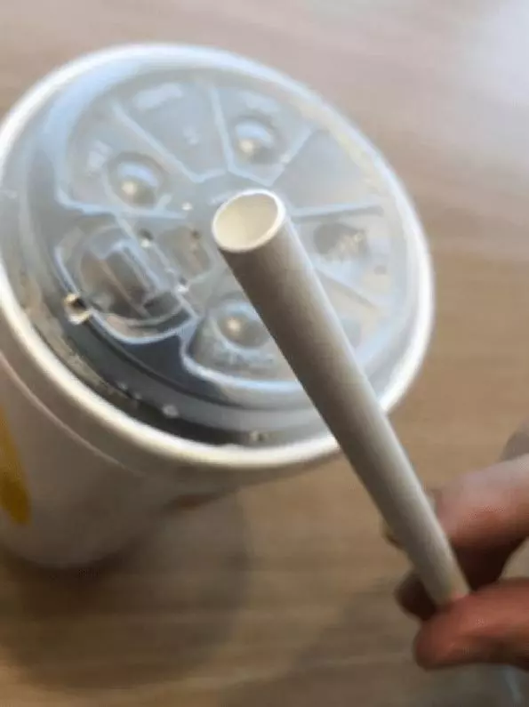 麥當勞紅黃塑膠吸管走入歷史,「新杯蓋曝光」網友突破盲點:這樣真的有比較環保?