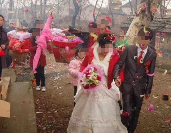婚禮上,農村岳父給個薄紅包,女婿叫了聲叔叔,打開紅包全場傻住