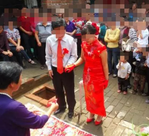 婚禮上,農村岳父給個薄紅包,女婿叫了聲叔叔,打開紅包全場傻住