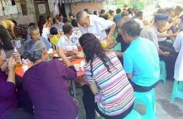 婚禮上,農村岳父給個薄紅包,女婿叫了聲叔叔,打開紅包全場傻住