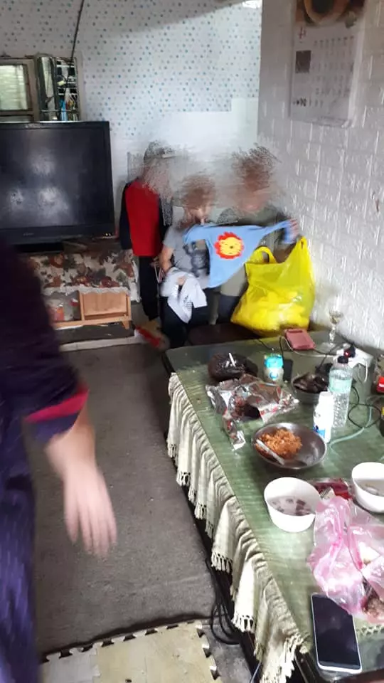 單親媽哽咽沒錢吃飯「4個孩子一直喊餓」 霸氣哥點整桌菜:不能餓到小孩!
