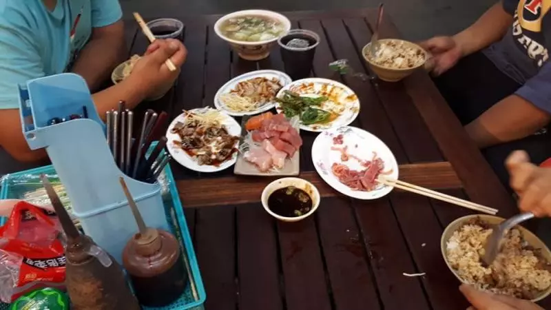 單親媽哽咽沒錢吃飯「4個孩子一直喊餓」 霸氣哥點整桌菜:不能餓到小孩!