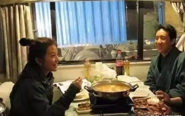 明星「片場吃飯照」曝光,胡歌、劉德華和彭於晏的差別,一眼就看出來!難怪劉德華能火那麼久!