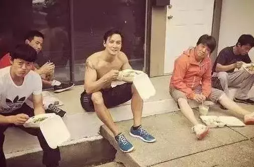 明星「片場吃飯照」曝光,胡歌、劉德華和彭於晏的差別,一眼就看出來!難怪劉德華能火那麼久!