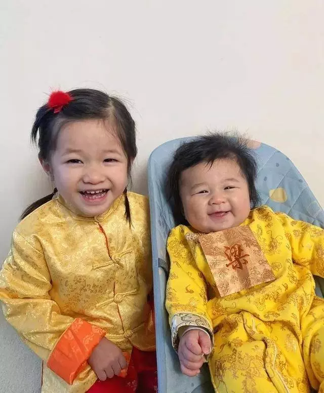【兩位靚媽三個可愛BB】鍾嘉欣大讚佗B胡杏兒