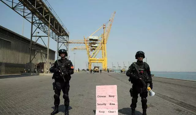 中國海軍撤僑有多牛,美國人要求上中國軍艦,看中方如何霸氣回應
