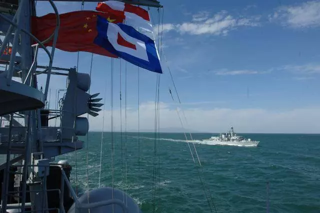 中國海軍撤僑有多牛,美國人要求上中國軍艦,看中方如何霸氣回應