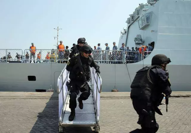 中國海軍撤僑有多牛,美國人要求上中國軍艦,看中方如何霸氣回應