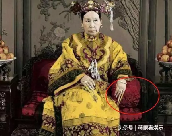 什麼清朝后妃要戴指甲套?不光是為了美觀原因「和後宮內鬥有關」 一碰到就會沒命的...