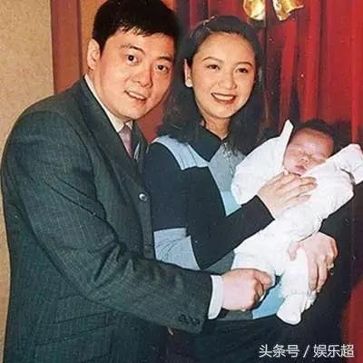 與梁朝偉相戀六年,遭閨蜜劉嘉玲硬生生搶夫還嘲諷!如今曬兒子打臉她好大一巴掌!