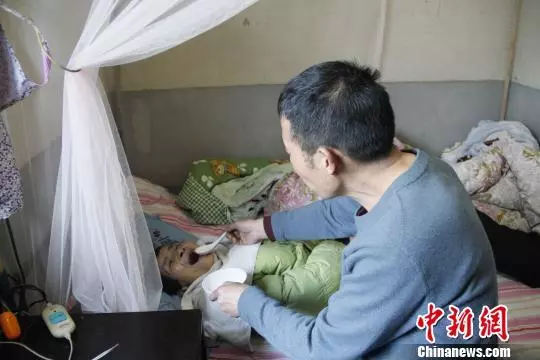 孝婿守護癱瘓岳母千餘夜:多活一天家裡就多團圓一天
